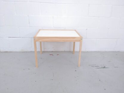 Mesa de madera con sobre blanco infantil mueni001