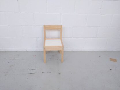 Silla de madera con asiento blanco infantil mueni002