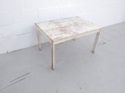 Mesa de madera blanca desconchada mueex003