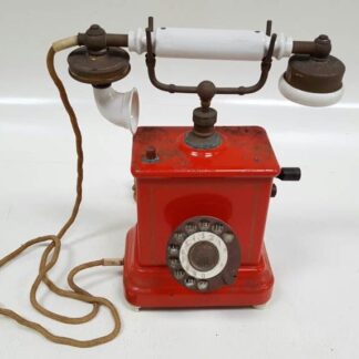 Teléfono antiguo rojo