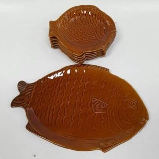 Platos pez marrón