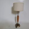 Lampara mesa pie dorado y madera