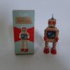 Robot rojo y tostado