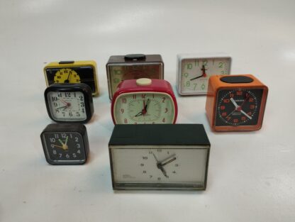 Relojes cuadrados y rectangulares variados