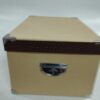 Caja de cartón con esquinas metal variadas