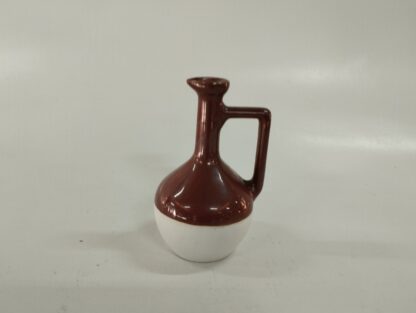 Jarrón marrón y blanco con asa