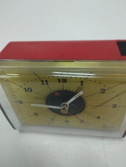 Reloj mesa rojo y dorado vintage - Imagen 2