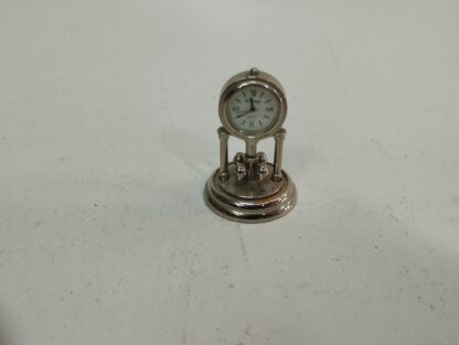 Reloj mesa mini plateado con columnas vintage