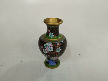 Jarrón negro dorado con flores