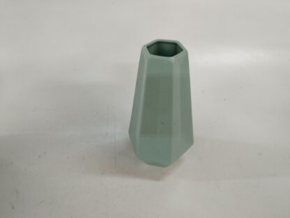 Jarrón cerámica hexagonal verde alargado