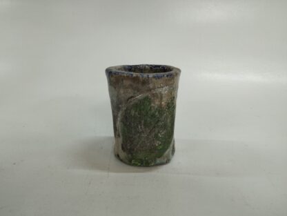 Jarrón de piedra con hoja