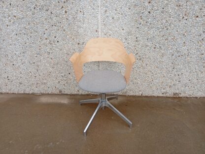 Silla gris respaldo madera