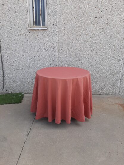 Mesa camilla con mantel color cereza