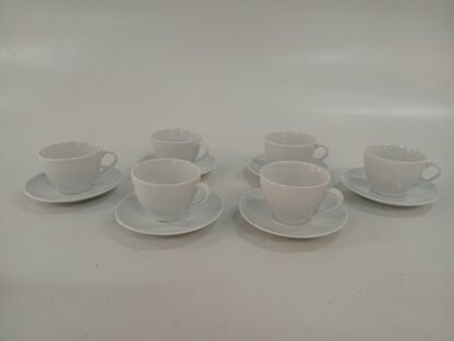 Juego tazas y platos blancas