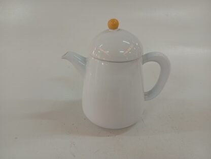 Tetera blanca y amarilla