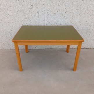 Mesa comedor sobre verde