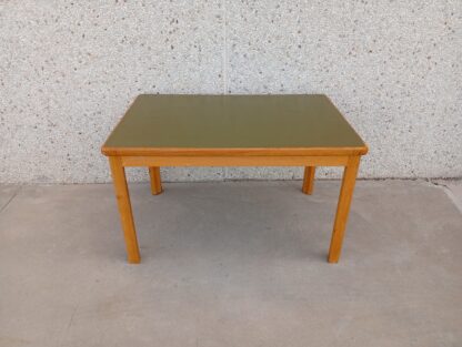Mesa comedor sobre verde