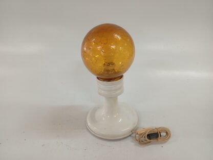 Lámpara mesa blanca con bola ambar