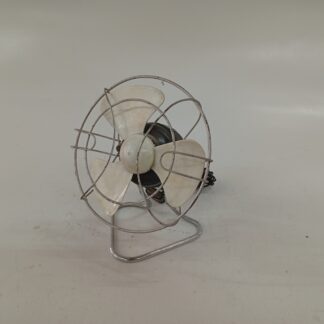 Ventilador vintage de mesa blanco y negro