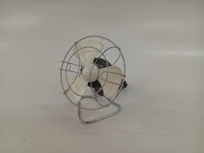 Ventilador vintage de mesa blanco y negro